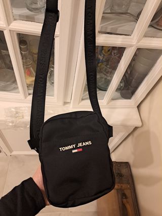 Bandolera Tommy Hilfiger.