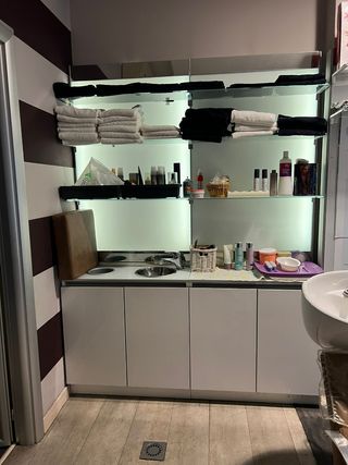 Arredamento negozio parrucchiera