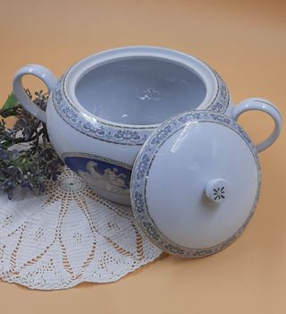 Zuppiera in ceramica con decorazioni blu