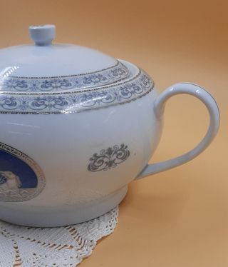 Zuppiera in ceramica con decorazioni blu