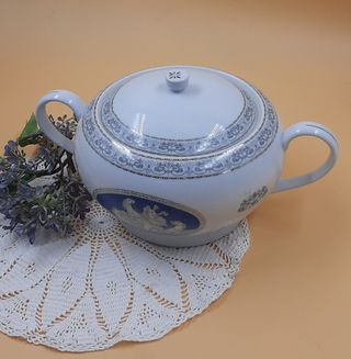 Zuppiera in ceramica con decorazioni blu
