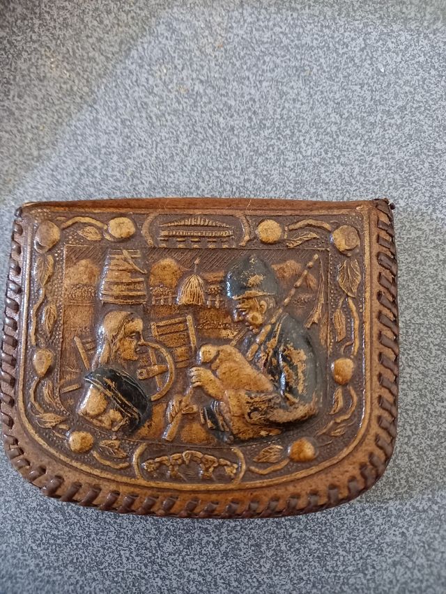 Monedero vintage de cuero repujado
