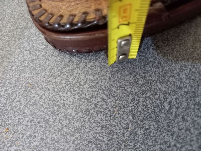 Monedero vintage de cuero repujado