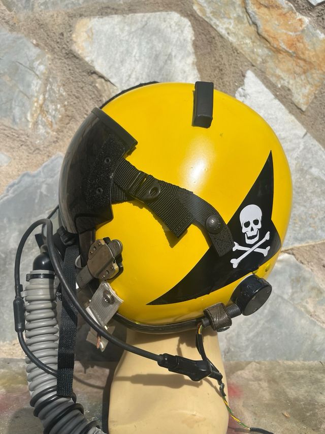 Casco de vuelo de piloto de caza militar F-18 .