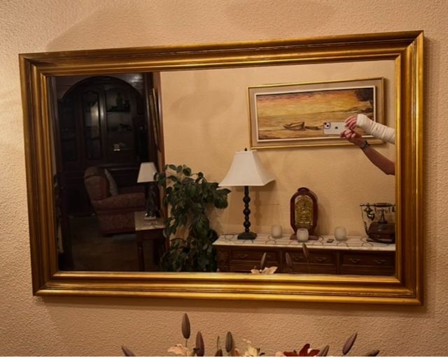 Antiguo espejo con marco de madera en dorado