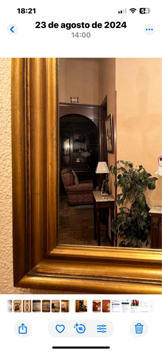 Antiguo espejo con marco de madera en dorado