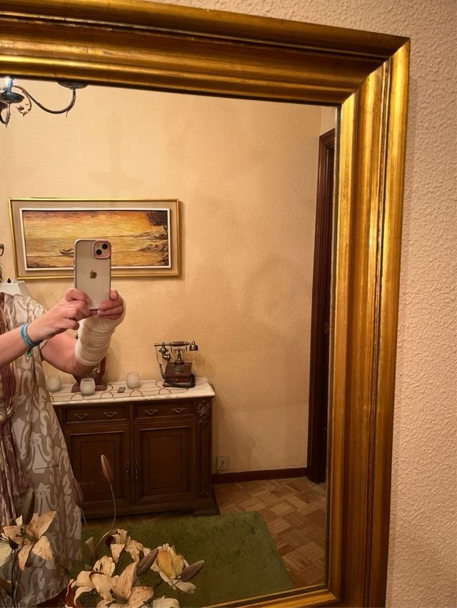 Antiguo espejo con marco de madera en dorado