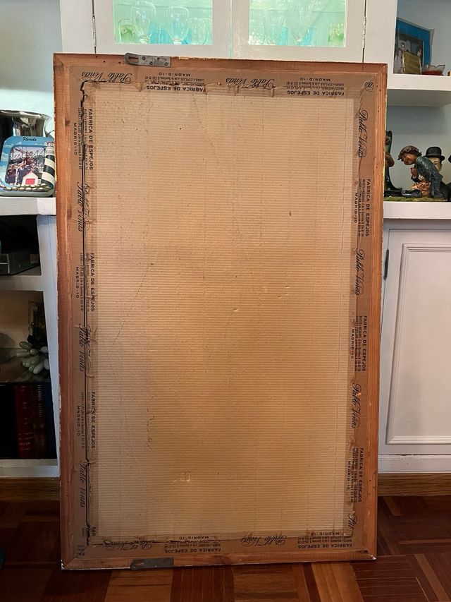 Antiguo espejo con marco de madera en dorado