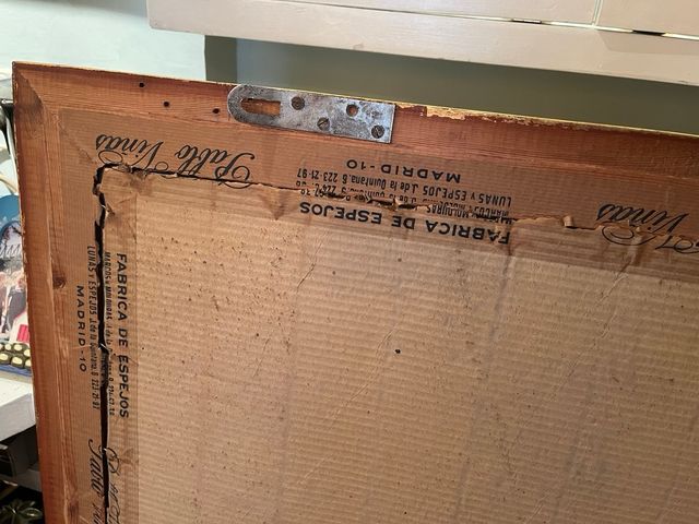 Antiguo espejo con marco de madera en dorado