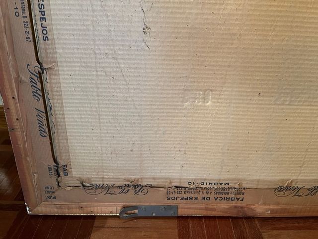 Antiguo espejo con marco de madera en dorado