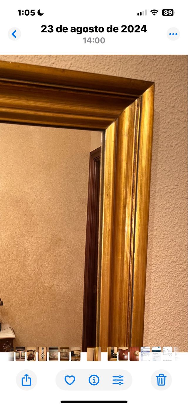 Antiguo espejo con marco de madera en dorado