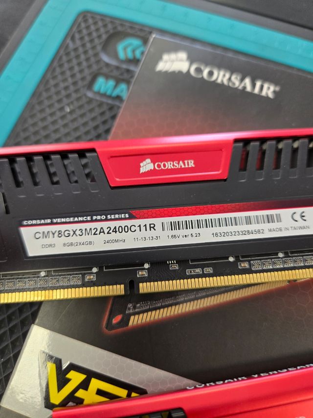 16GB RAM Corsair Vengance Pro 2400MHz