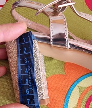 Zapatos de tacón dorados nuevos 38
