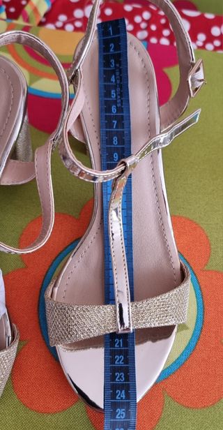 Zapatos de tacón dorados nuevos 38