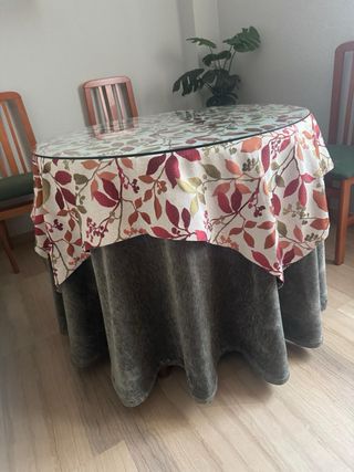 Mesa de comedor de madera con ropa