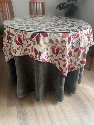 Mesa de comedor de madera con ropa
