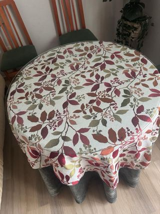 Mesa de comedor de madera con ropa