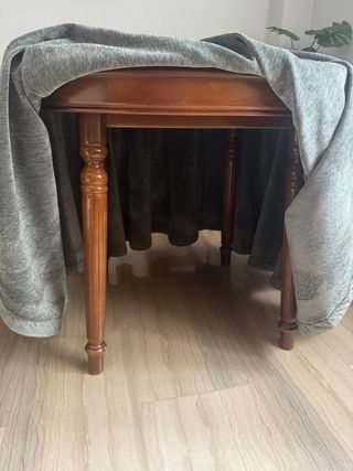 Mesa de comedor de madera con ropa