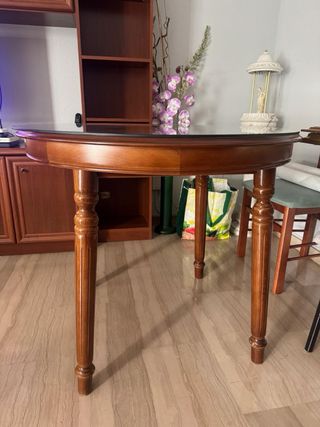 Mesa de comedor de madera con ropa