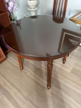 Mesa de comedor de madera con ropa