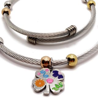 Pulsera ajustable de acero con colgante de trébol