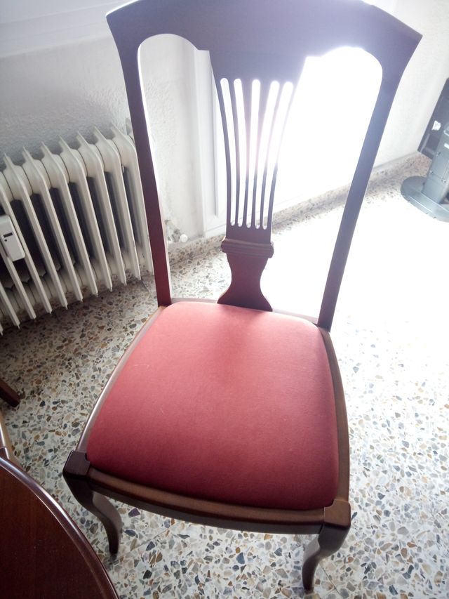 Mesa con 3 sillas. Color Nogal.