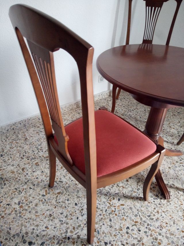 Mesa con 3 sillas. Color Nogal.