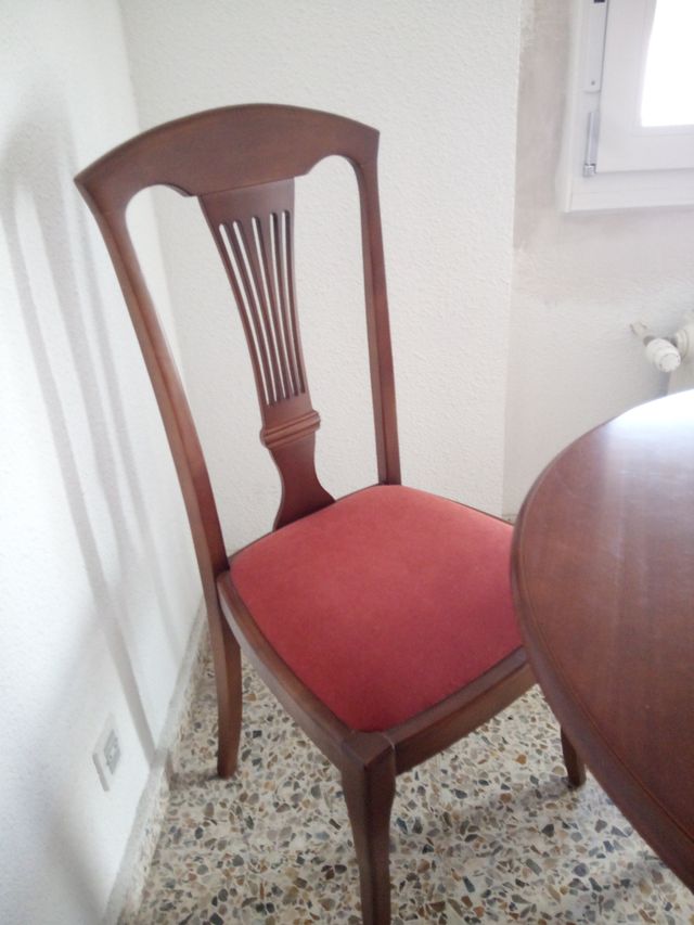 Mesa con 3 sillas. Color Nogal.