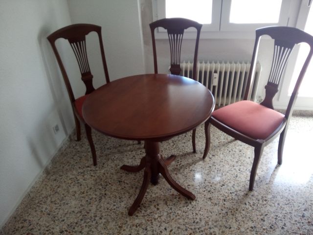 Mesa con 3 sillas. Color Nogal.