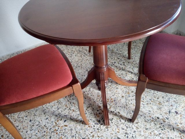 Mesa con 3 sillas. Color Nogal.