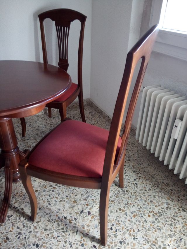 Mesa con 3 sillas. Color Nogal.