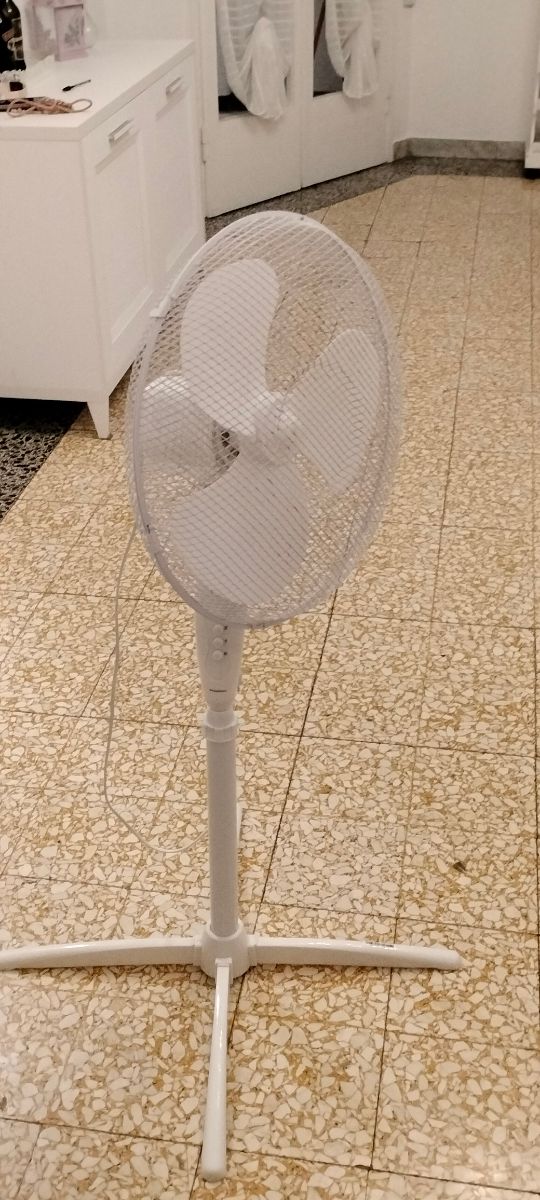 Ventilatore con piantana regolabile