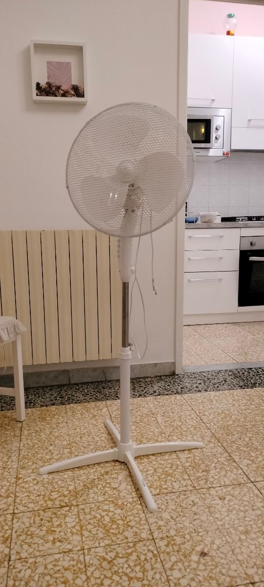 Ventilatore con piantana regolabile
