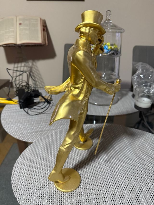 Estatua jhonnie walker