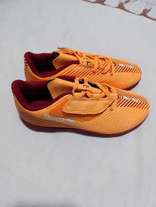 Zapatillas niño futbol.