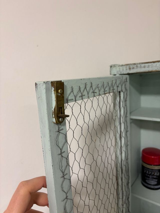 estanteria/armario pequeña