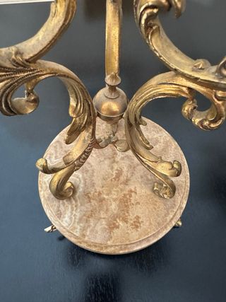 Candelabros de bronce antiguos.