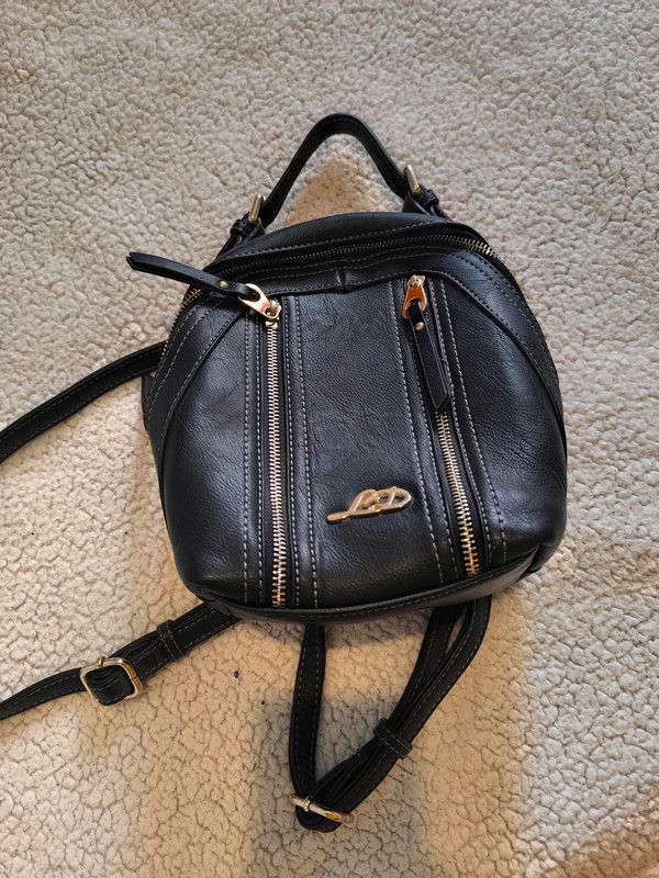 Mochila pequeña negra de polipiel