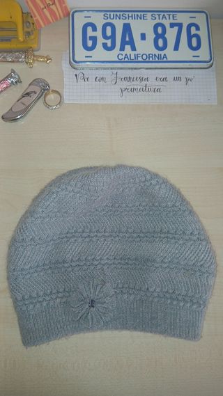 Cappello di lana grigia