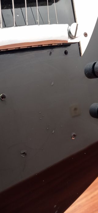 Guitarra eléctrica Epiphone y estuche