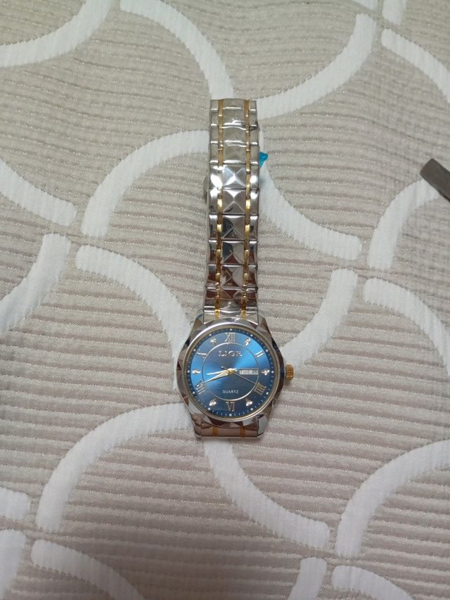 Relog lige  cuarzo .hombre