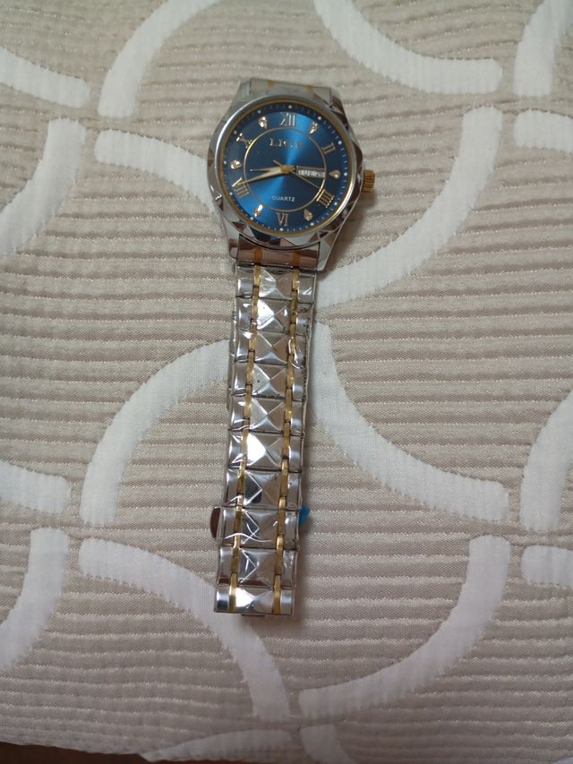 Relog lige  cuarzo .hombre