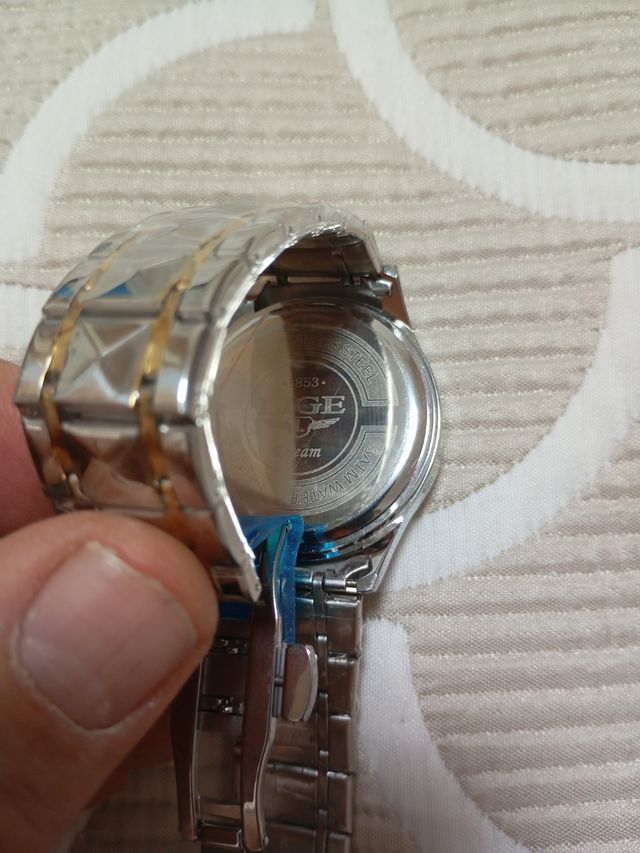 Relog lige  cuarzo .hombre