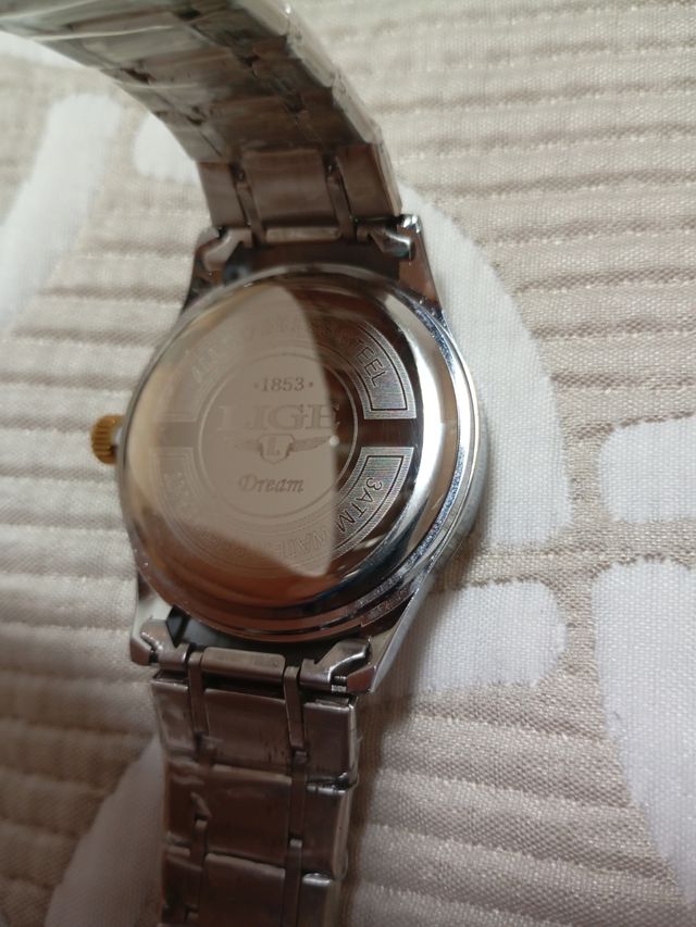 Relog lige  cuarzo .hombre