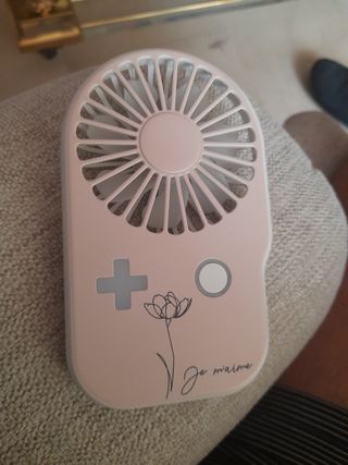 Dos ventiladores de mano carga usb. Muy bonitos