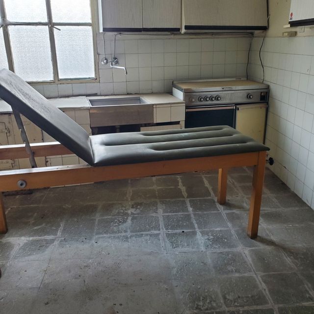 Camilla de madera maciza antigua ,dar masaje