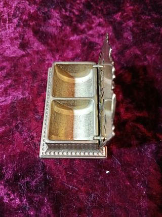 Caja de bronce modernista para sellos