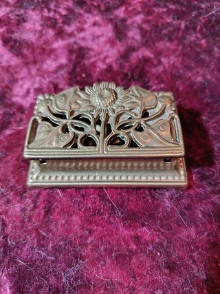 Caja de bronce modernista para sellos