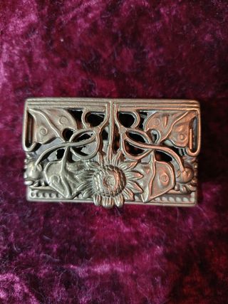 Caja de bronce modernista para sellos