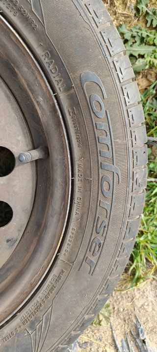 4 neumáticos con sus llantas R15